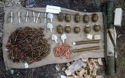 Под Киевом обнаружили тайник с целым арсеналом взрывчатки и боеприпасами