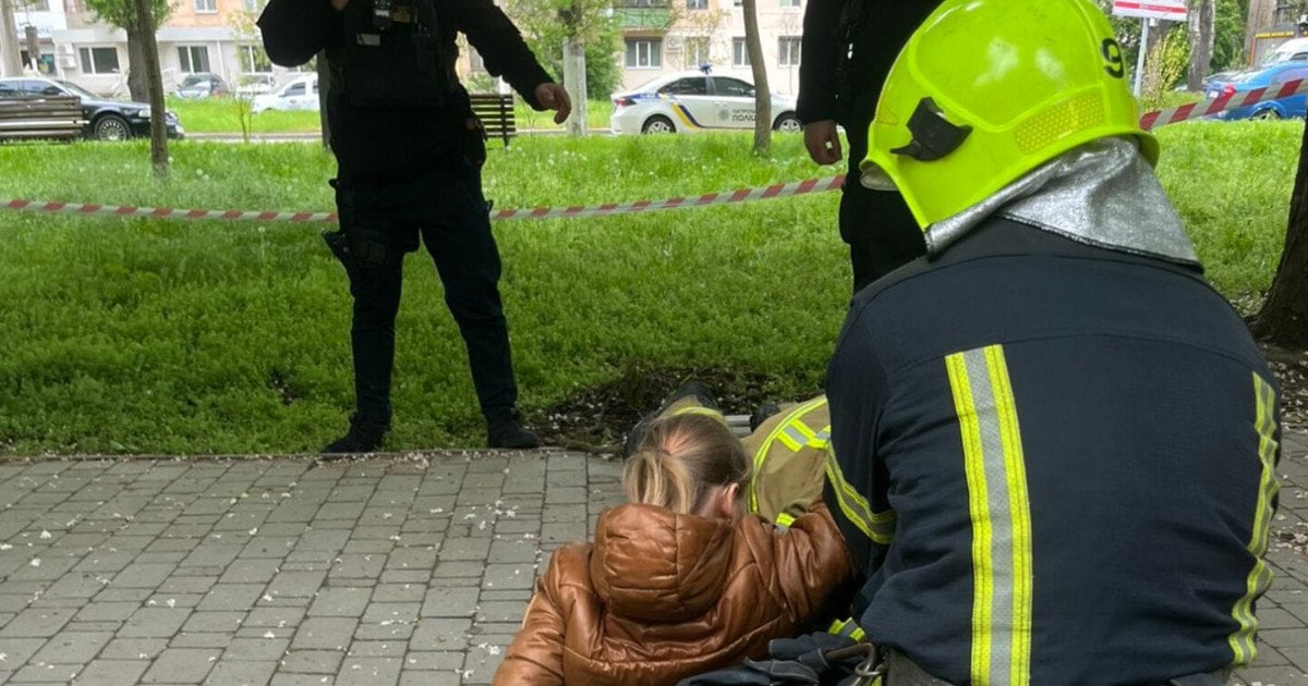 В Одесі перехожі та рятувальники витягли дівчинку з-під тротуарної плитки