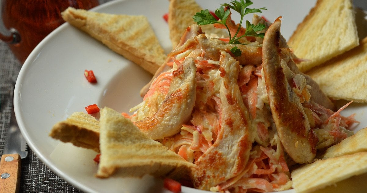 Салат із куркою, морквою, сиром і яйцями