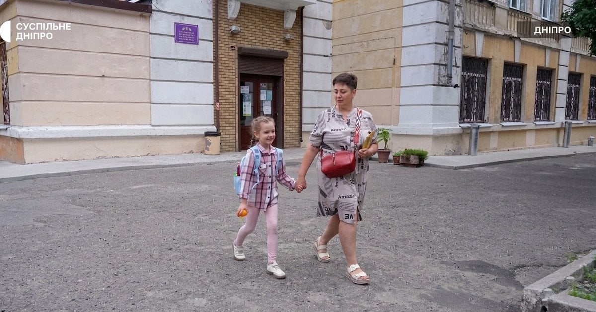 Учениця дніпровської гімназії Богдана з мамою Оксаною