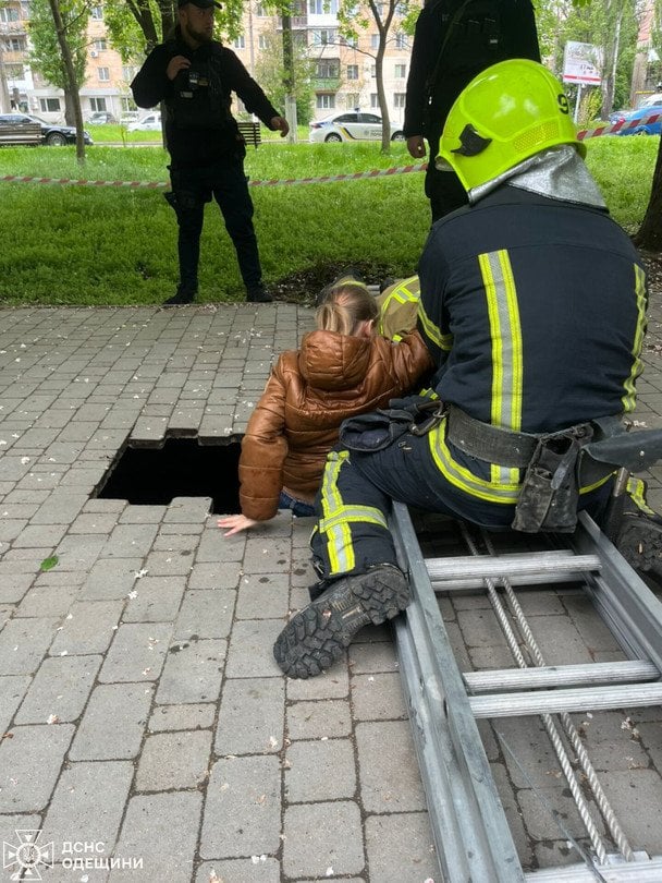 Чотири метри під землю за мить: в Одесі дитина провалилася під тротуарну плитку (фото)