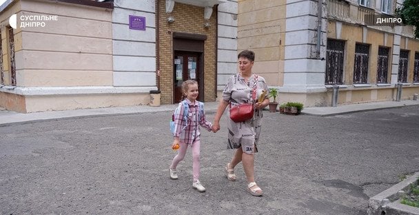 Мовний скандал у Дніпрі: вчителька вигнала з класу доньку військових через зауваження про російську