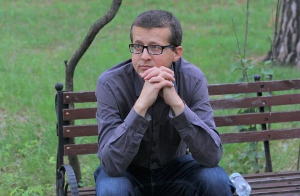 Віктор Ручко біля будівлі суду в Ірпені / Фото: Ґрати