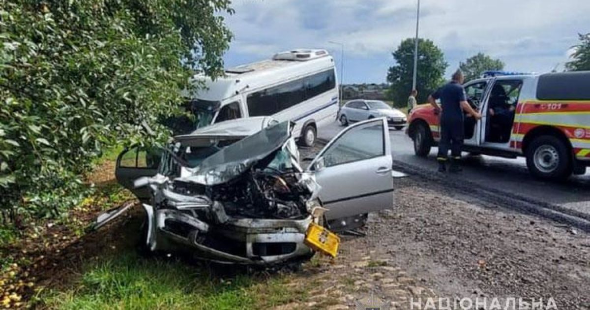 Їхали на відпочинок до Карпат: під Тернополем автомобіль врізався в бус із туристами, є 8 потерпілих (фото)