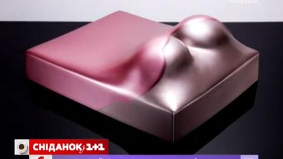 Наоми Кэмпбелл выпустила книгу с грудью