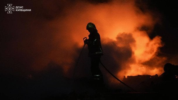 Пожежа в Київській області внаслідок атаки 25 вересня / © ДСНС