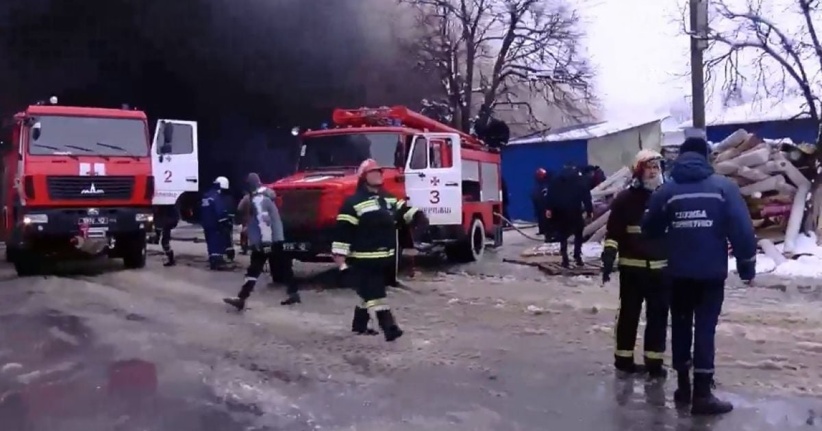 В черной завесе дыма: горит один из крупнейших рынков Украины