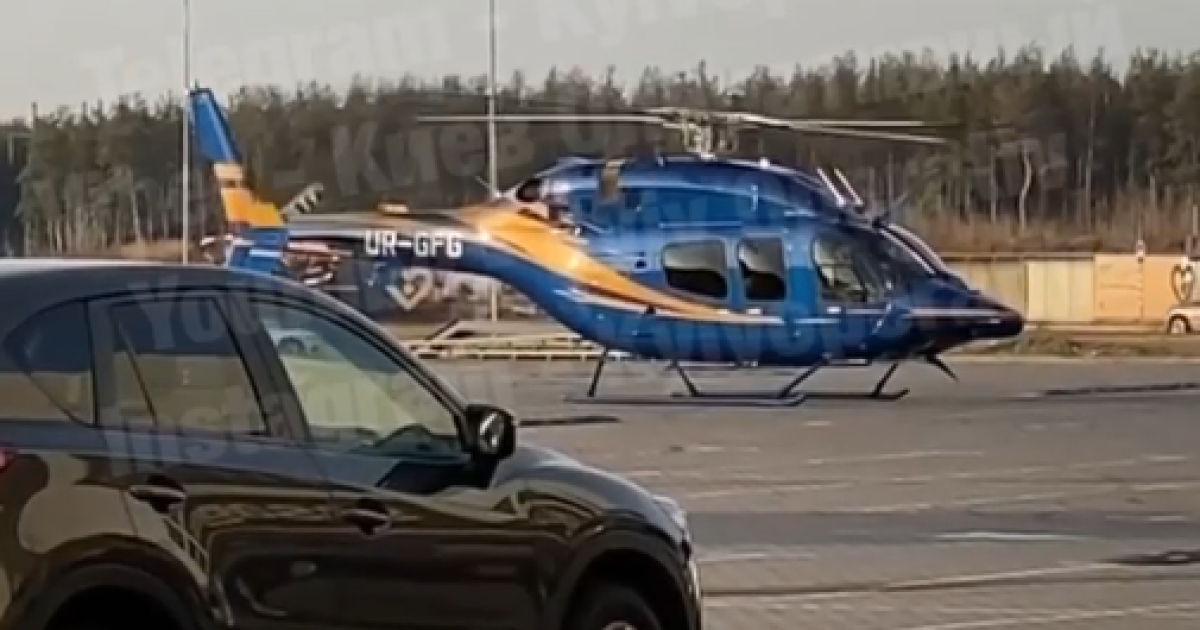 "Пятница – пробки же!" В Киеве вертолет приземлился на парковку ТРЦ и удивил прохожих (видео)