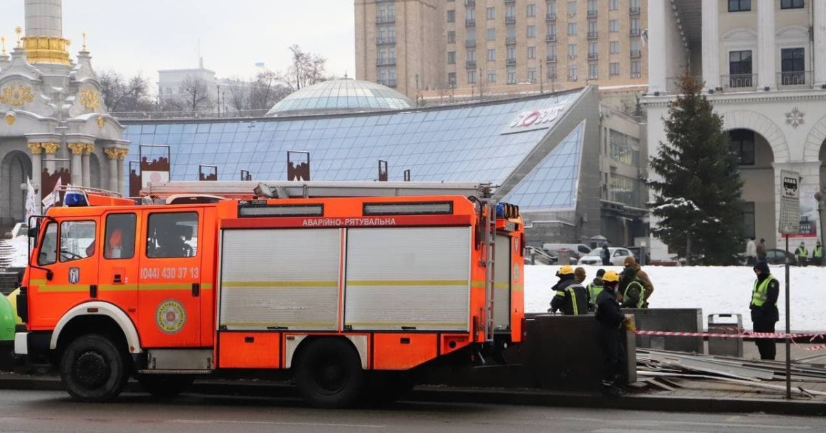 У переході на майдані Незалежності, де обвалилася стеля, працюють рятувальники