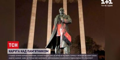 Во Львове памятник Степану Бандере облили красной краской