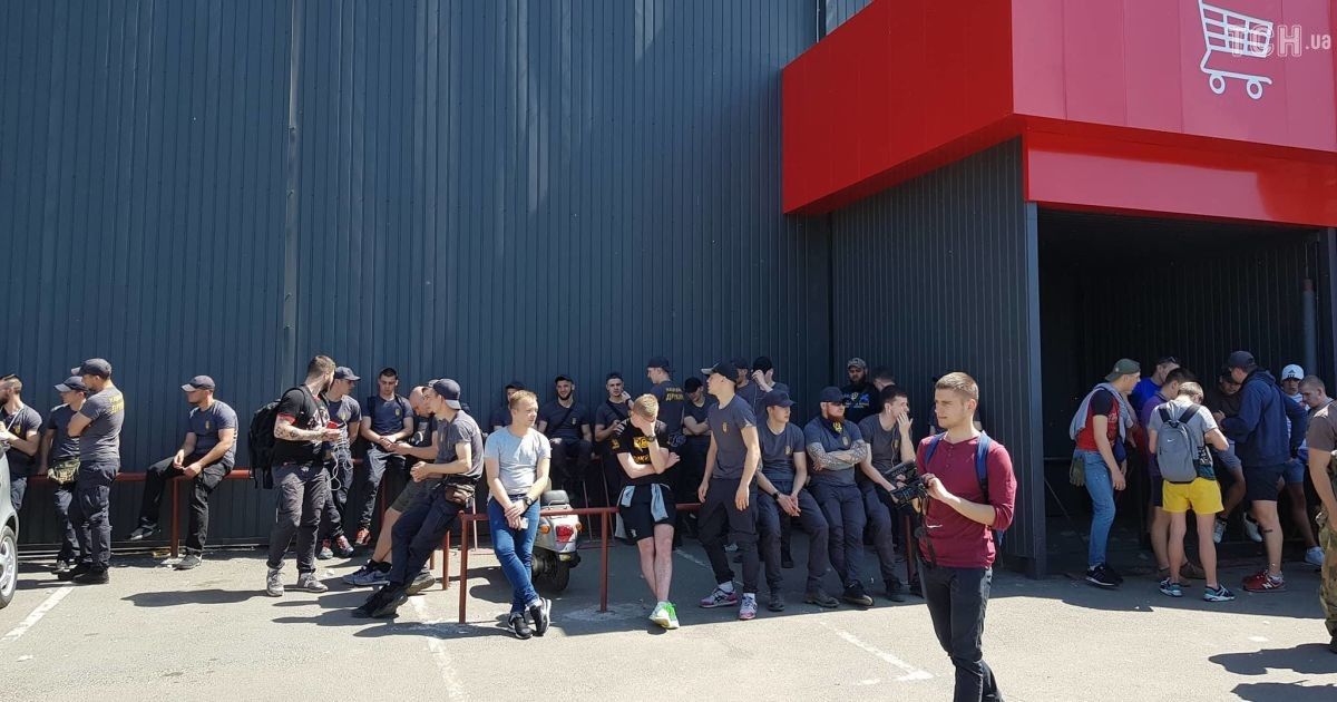 Столкновения под домом Левочкина: "Нацкорпус" прорвал кордон правоохранителей