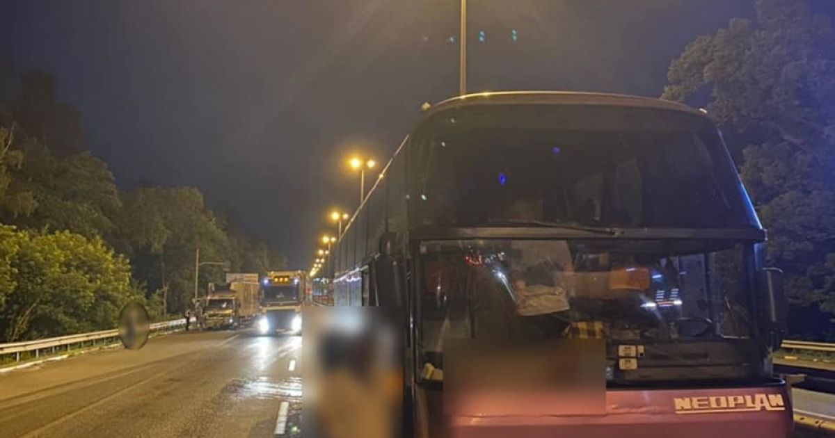 Під Києвом вантажівка влетіла в автобус з пасажирами