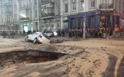 Провалля у центрі Києва: у КМДА назвали терміни ремонту дороги після прориву труби