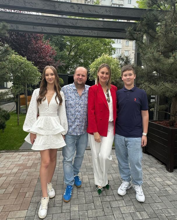 Виктор Бронюк с семьей / © instagram.com/viktorbronyuk_official