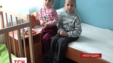 4 голодних і змерзлих дітей знайшли соціальні працівники у зачиненій хаті