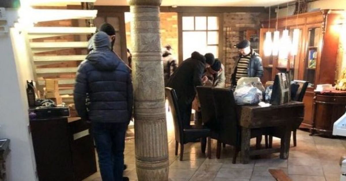 СМИ показали фото "обыска" в роскошной квартире Саакашвили