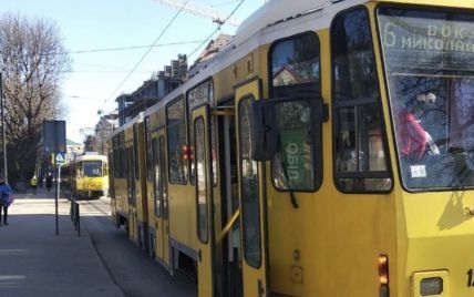 Стало плохо: во Львове в трамвае внезапно умер мужчина
