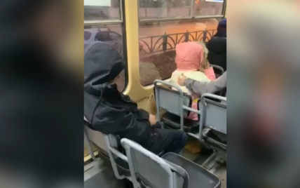 В России пьяный пассажир в трамвае помочился на девочку