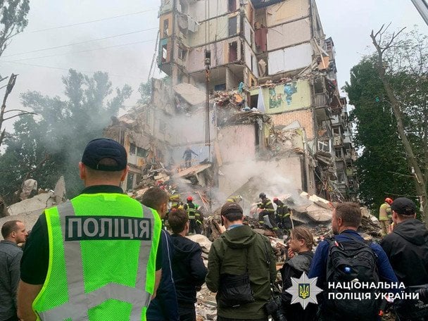 Наслідки влучання російської ракети в будинок в Києві 31 липня. Фото: Нацполіція