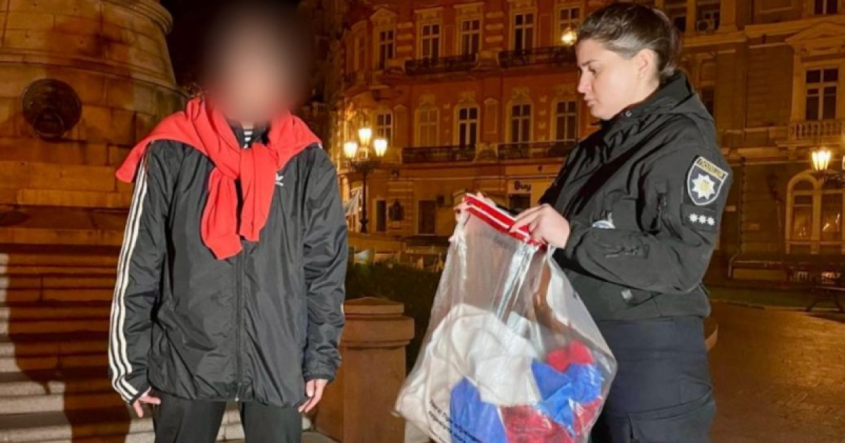 Женщина, пытавшаяся повесить флаг РФ в Одессе, жива // Видео НТВ В Одессе женщина на площади подтерлась флагом Украины: фото, видео и заявление полиции
