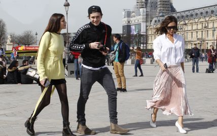 В объективах папарацци: Виктория Бекхэм с сыном и его девушкой гуляли по Парижу