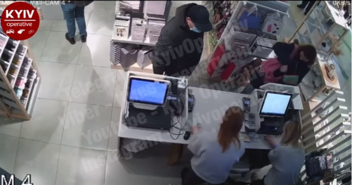 У Києві в одному з ТРЦ шахрай обдурив касирок на велику суму: з'явилося відео