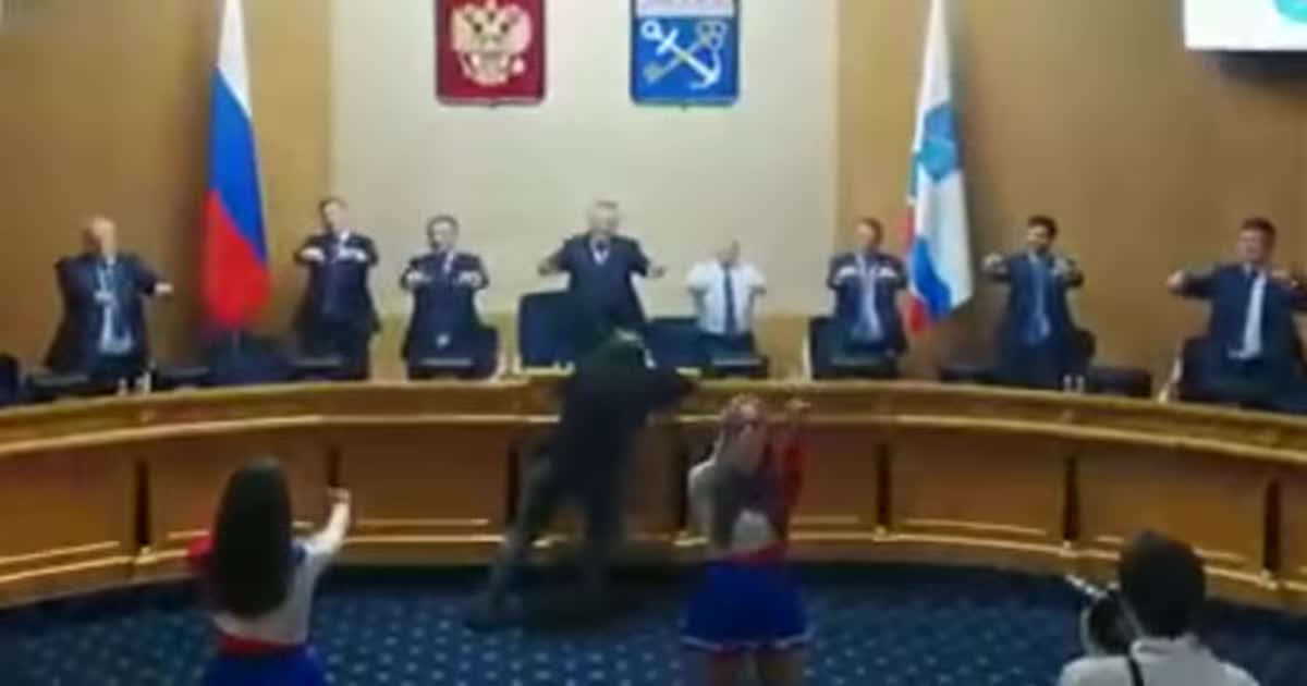Розім’ялися з чирлідерками: в РФ депутатам на перерві влаштували зарядку
