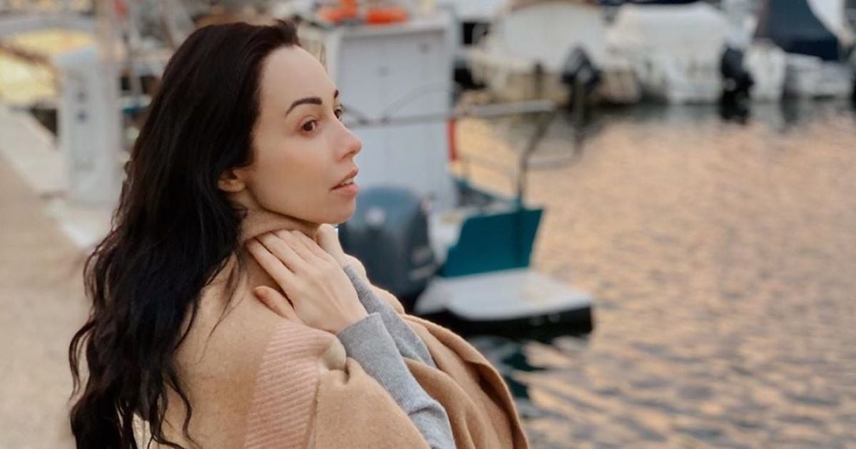 Спокуслива Катерина Кухар у бікіні поніжилася у ванній з пелюстками екзотичних квітів