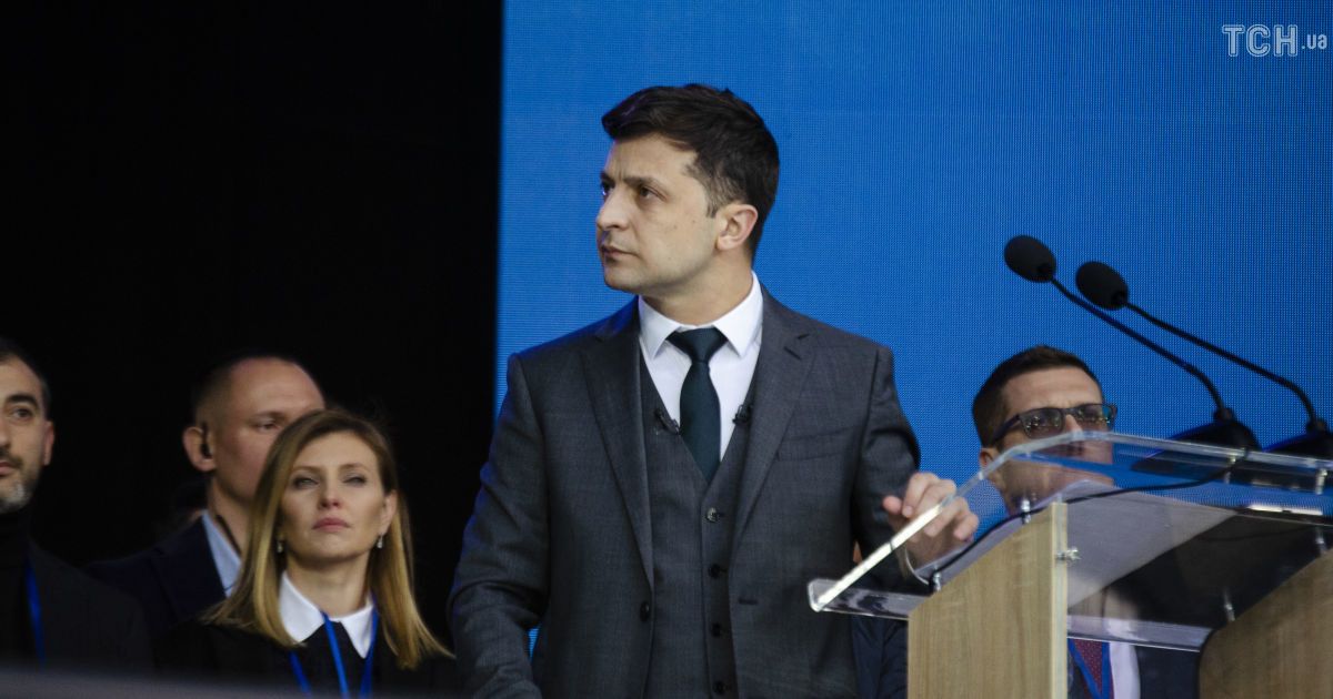 Майже половина українців вважає Зеленського переможцем дебатів на "Олімпійському" – опитування