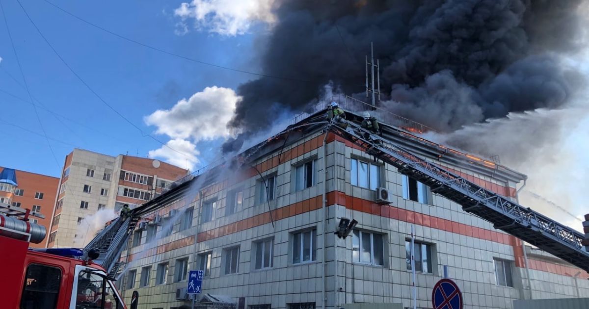 В Росії знову гаряче: у Тюмені горить адміністративна будівля (відео)