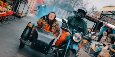 В леопардовій шубі і в колясці мотоцикла: реп-виконавиця alyona alyona переїхала до столиці
