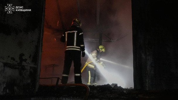 Пожежа в Київській області внаслідок атаки 25 вересня / © ДСНС