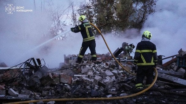 Пожежа в Київській області внаслідок атаки 25 вересня / © ДСНС