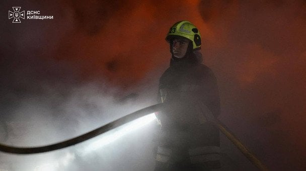 Пожежа в Київській області внаслідок атаки 25 вересня / © ДСНС