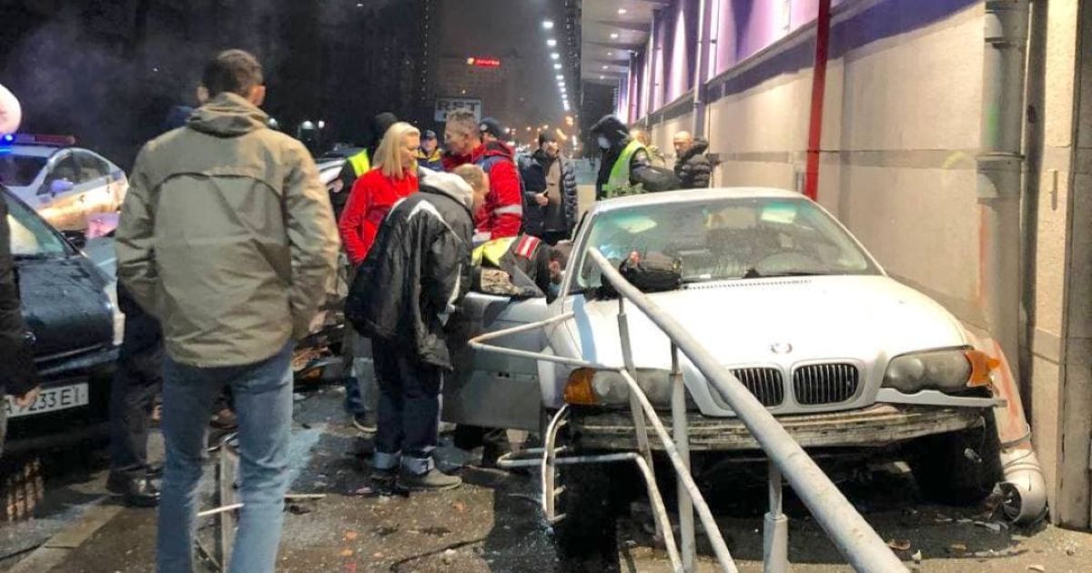 В Киеве пьяный водитель BMW влетел в припаркованные автомобили, а затем в ТРЦ Dream Town (фото)