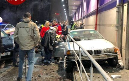 У Києві п'яний водій BMW влетів у припарковані авто, а потім у ТРЦ Dream Town (фото)