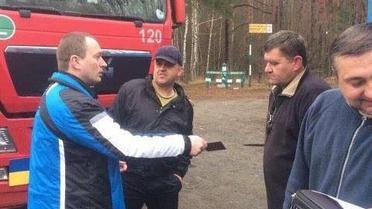 На Житомирщині намагалися потай розвантажити 4 фури з львівським сміттям / © Юрій Рудченко / Facebook