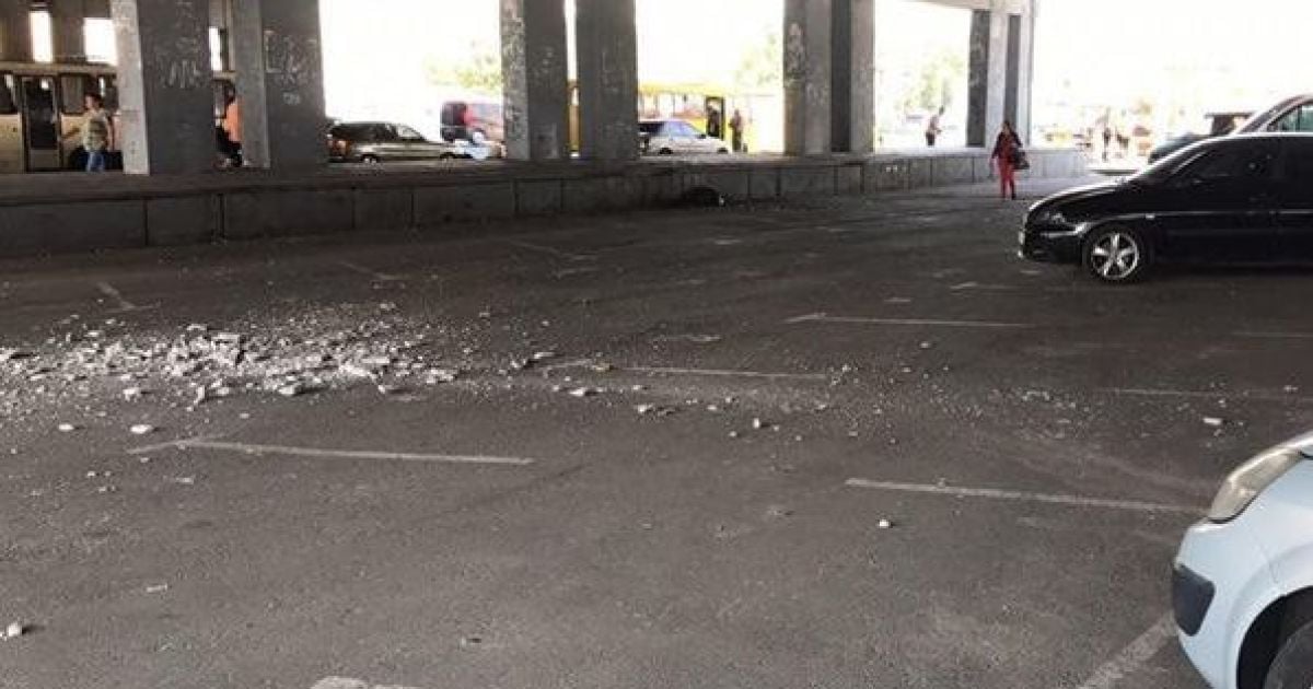 У Києві на Осокорках обсипається мостовий шляхопровід