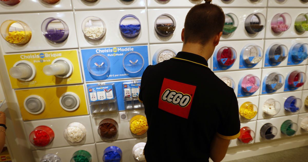 Lego полностью прекращает работу в России