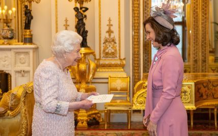 Який ніжний аутфіт: королева Єлизавета II дала аудієнцію у палаці