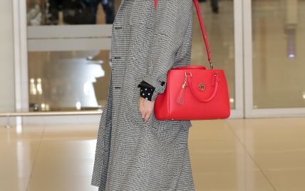 В пальто и лаковых сапогах: Кейт Мосс продемонстрировала свой повседневный образ