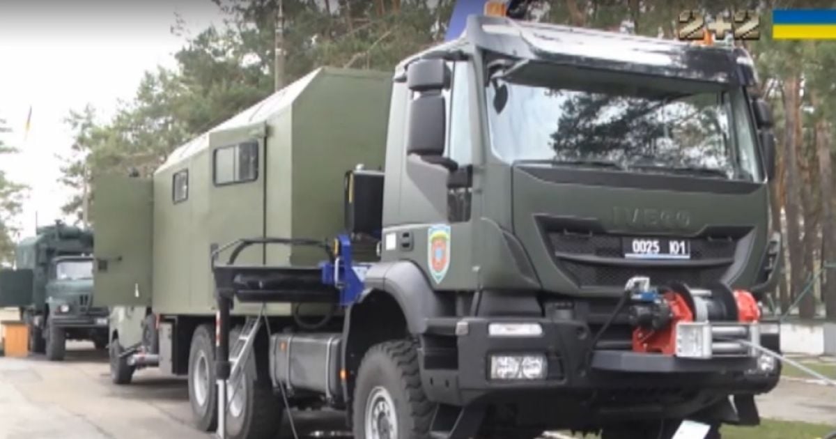 Украинские военные получили новую мобильную автомастерскую