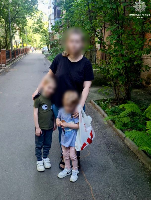 Маленьких путешественников вернули счастливой маме / © Facebook / Патрульна поліція Києва