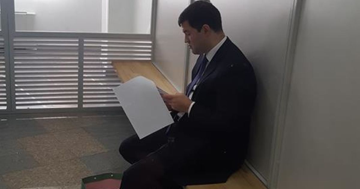 Насирова доставили в суд в изысканном костюме с галстуком