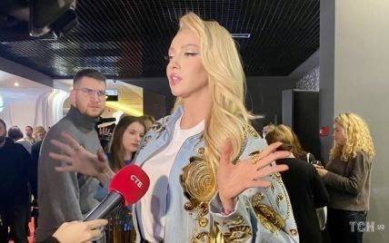 На шпильках и в джинсовом пиджаке с золотой бахромой: стильная Оля Полякова пришла на премьеру фильма DZIDZIO