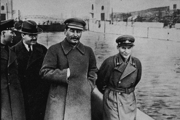 Микола Єжов, праворуч, зі Сталіним та Молотовим у 1937 році / © thesun.co.uk