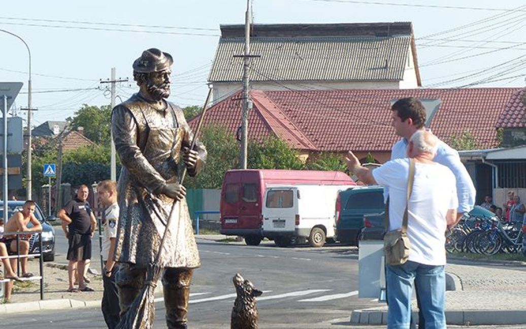 Памятник ромe-дворнику в Мукачево / © Центр информации о правах человека