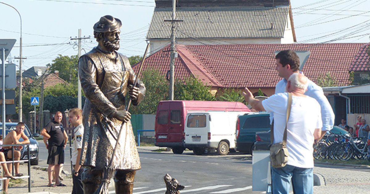 Памятник ромe-дворнику в Мукачево