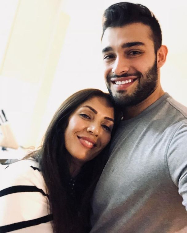 Семь Асгари с мамой / © instagram.com/samasghari