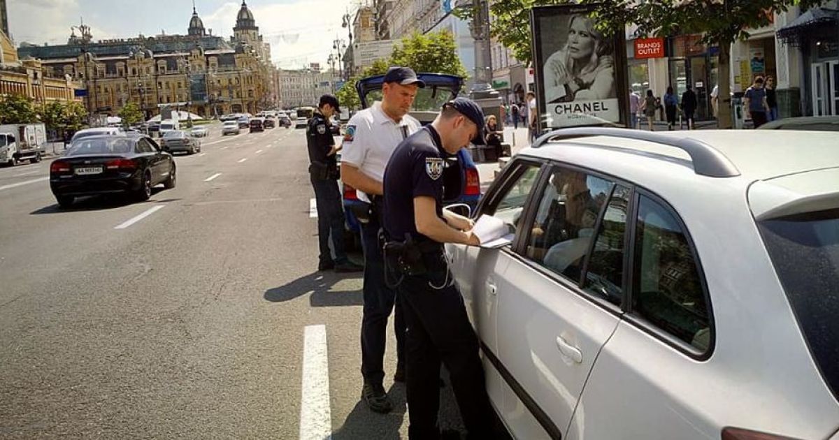 У Києві на Хрещатику патрулюють інспектори з паркування